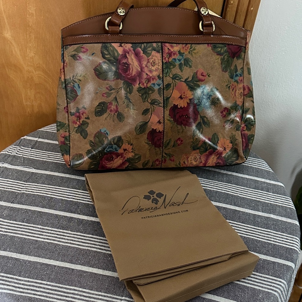 Patricia Nash purse
Size 
Color brown/tan with colored floral pattern
NWT